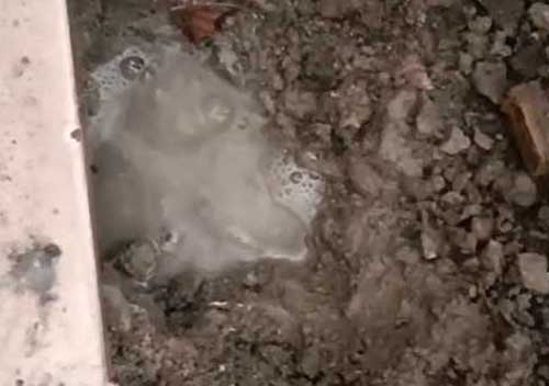 北京廚房的漏水點(diǎn)，水滋滋往外冒